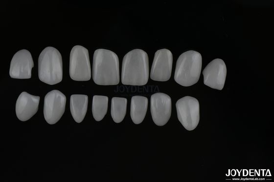 Prawdziwie wyglądające szkło ceramiczne fałdy zębowe z błyszczącą lub matową powierzchnią